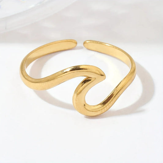 Anillo Ajustable con Diseño de Onda en Oro