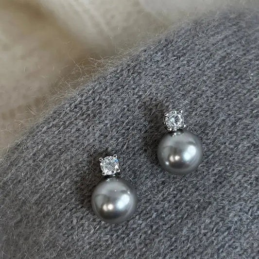 Elegantes pendientes de perlas negras con circonita