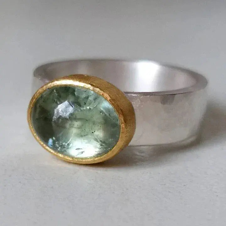 Anillo verde con piedra redondeada, Vintage