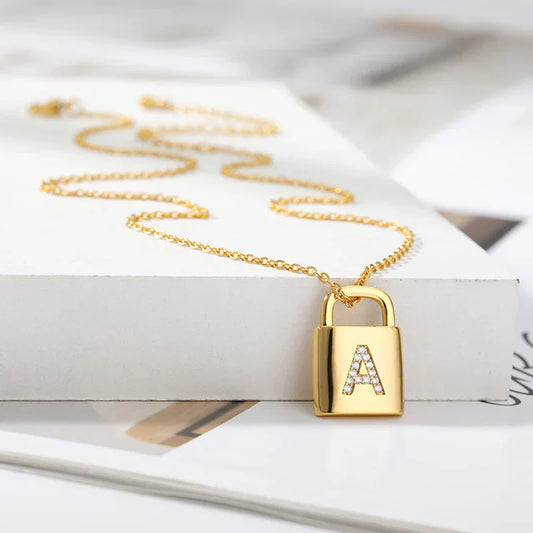 Collar del Candado de Inicial Dorada